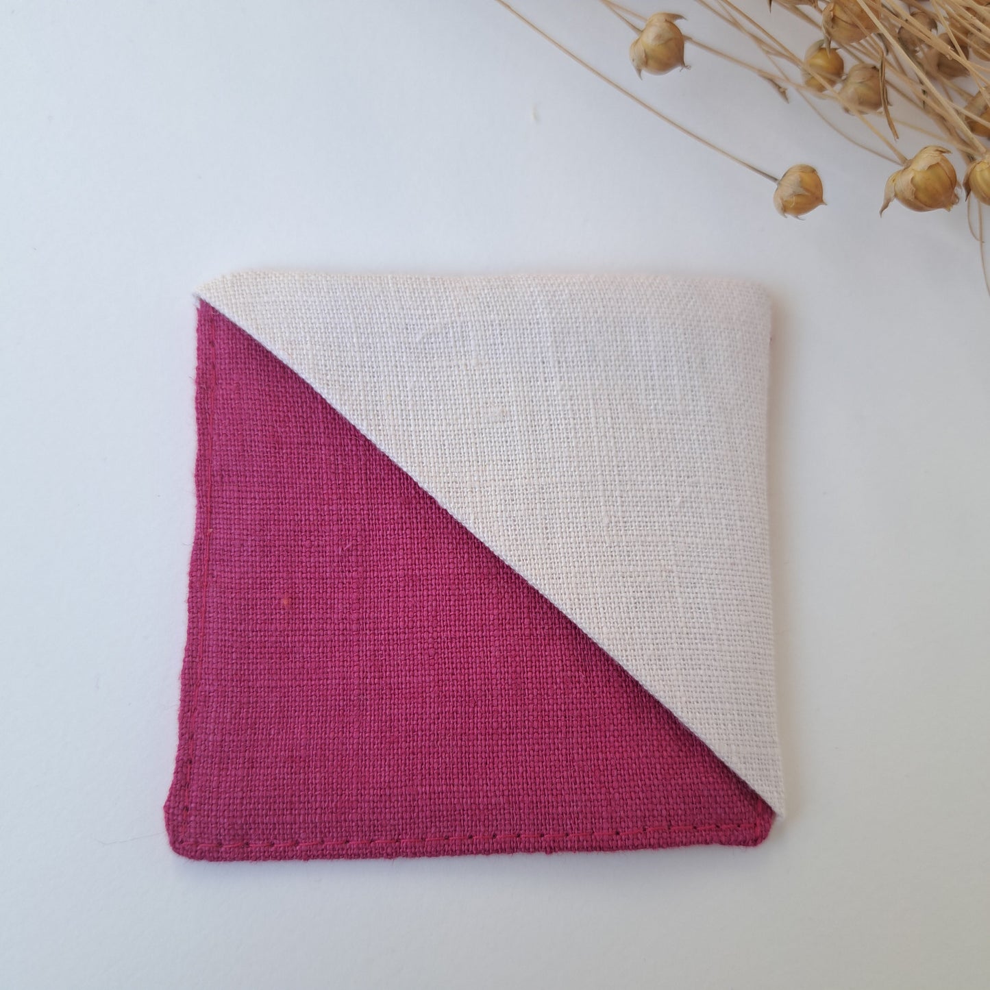 Kulmakirjanmerkki pinkki tausta ja luonnonvalkoinen kulma.