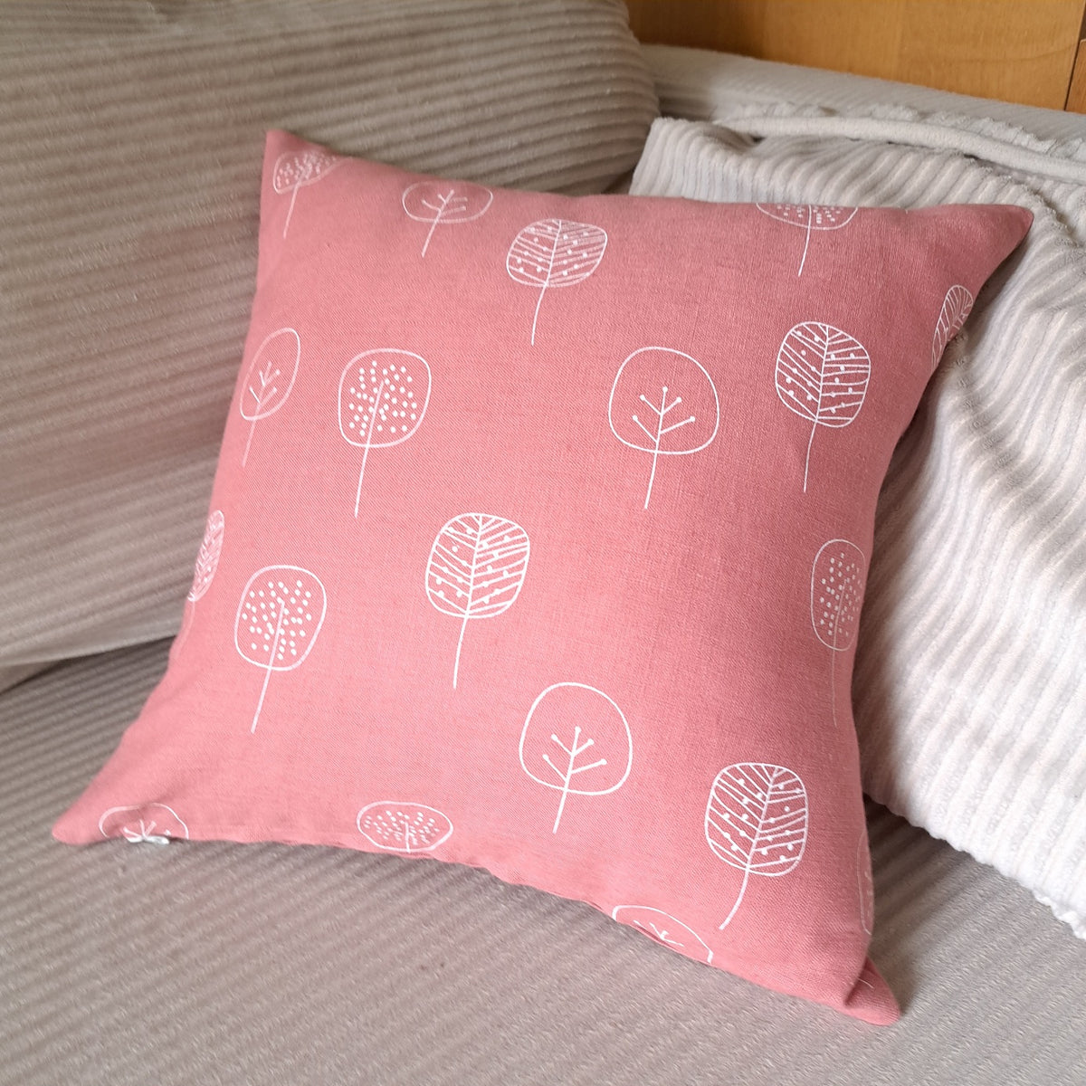 Roosa tyynynpäällinen valkoisilla puukuvioilla