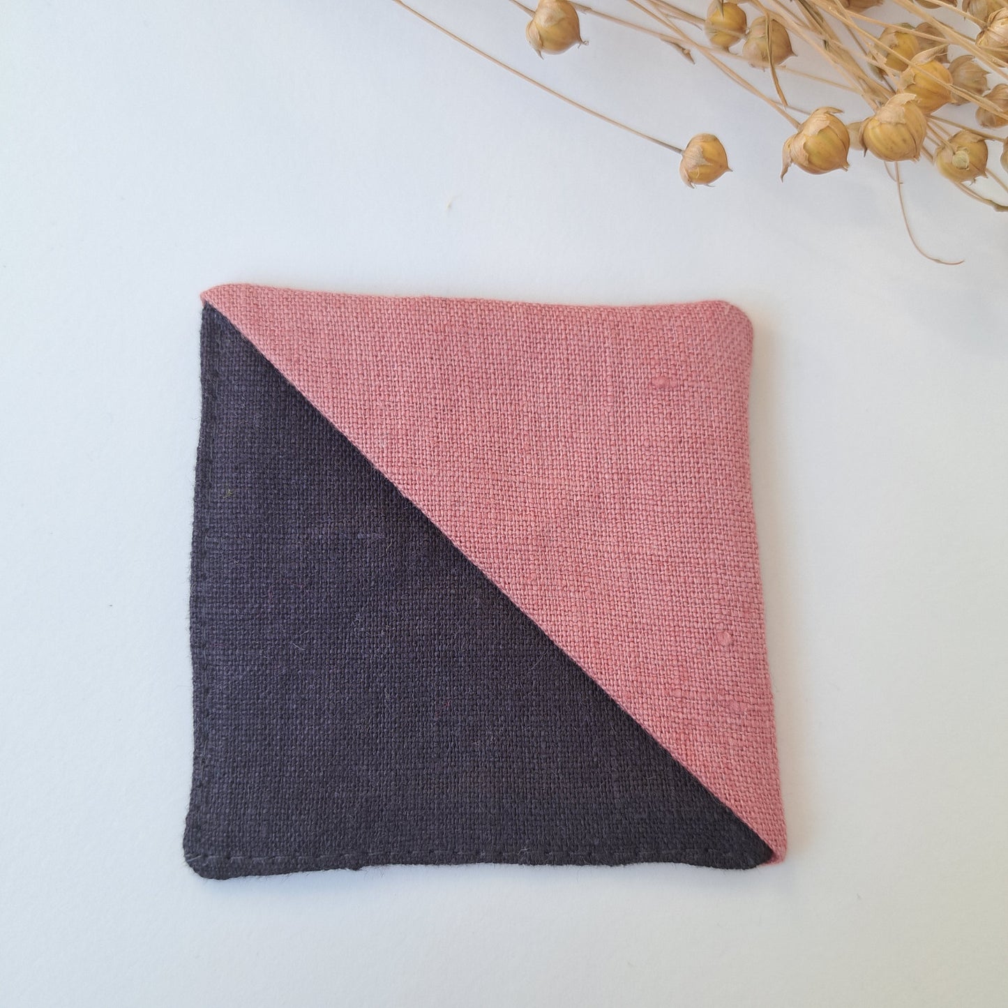 Kulmakirjanmerkki hiilenharmaa tausta ja roosa kulma.