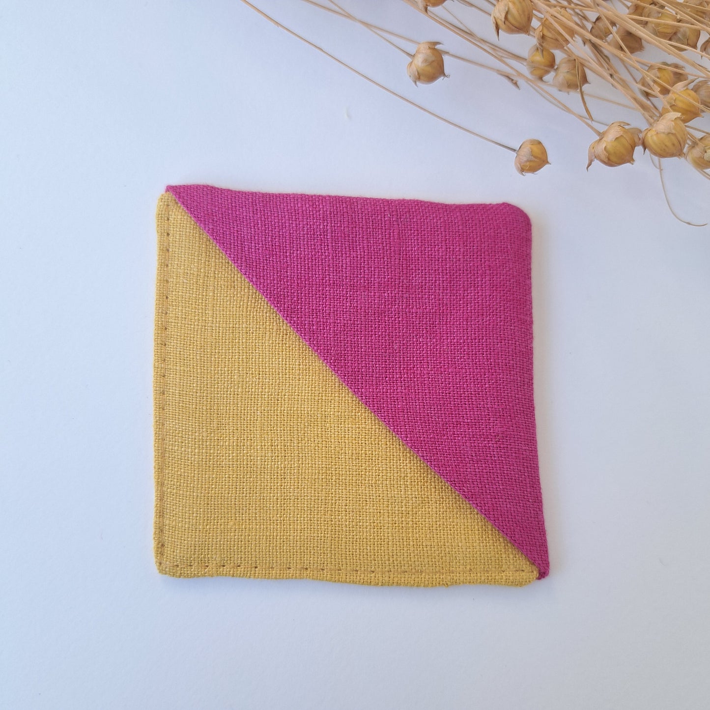 Kulmakirjanmerkki hunajankeltainen tausta ja pinkki kulma.