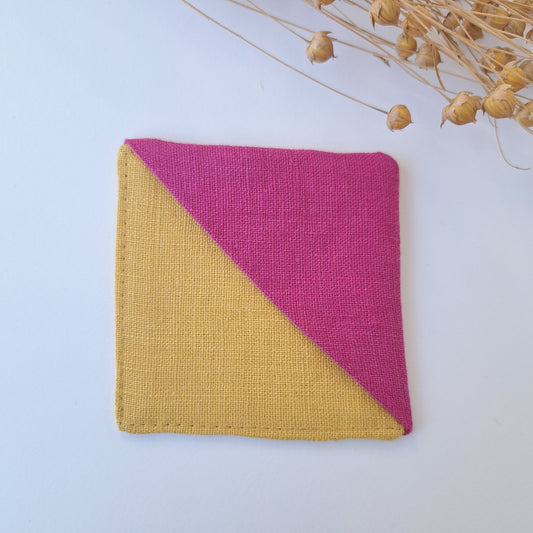 Kulmakirjanmerkki hunajankeltainen tausta ja pinkki kulma.