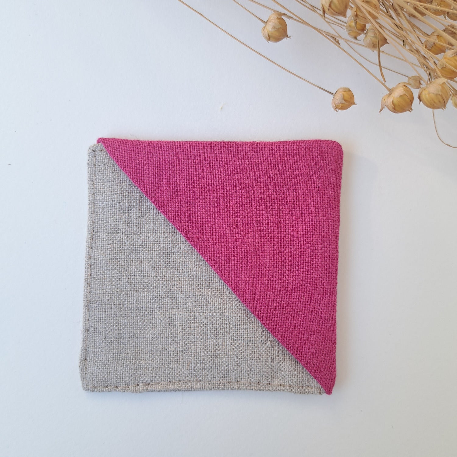 Kulmakirjanmerkki pellavanvärinen tausta ja pinkki kulma.