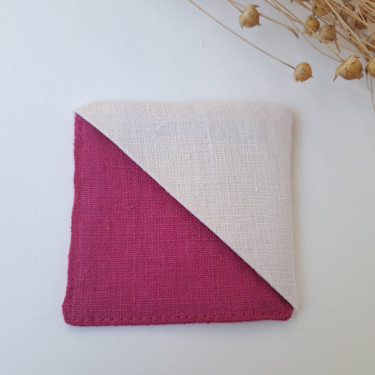 Kulmakirjanmerkki pinkki tausta ja luonnonvalkoinen kulma.