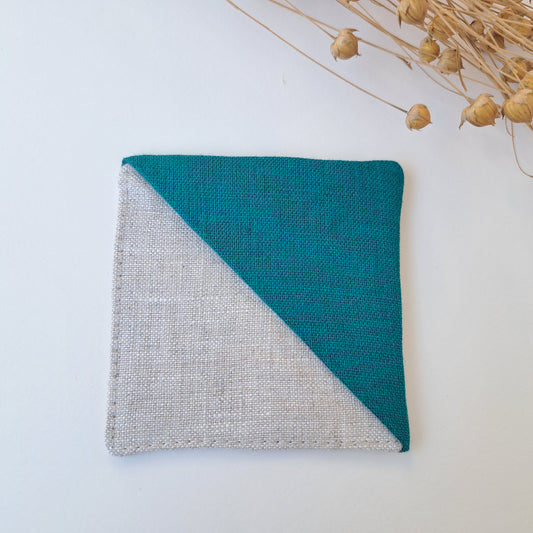 Kulmakirjanmerkki pellavanvärinen tausta ja turkoosi kulma.