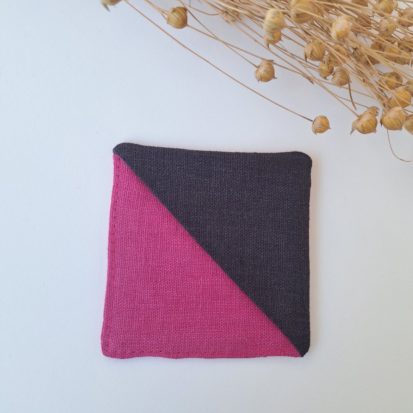 Kulmakirjanmerkki pinkki tausta ja hiilenharmaa kulma.