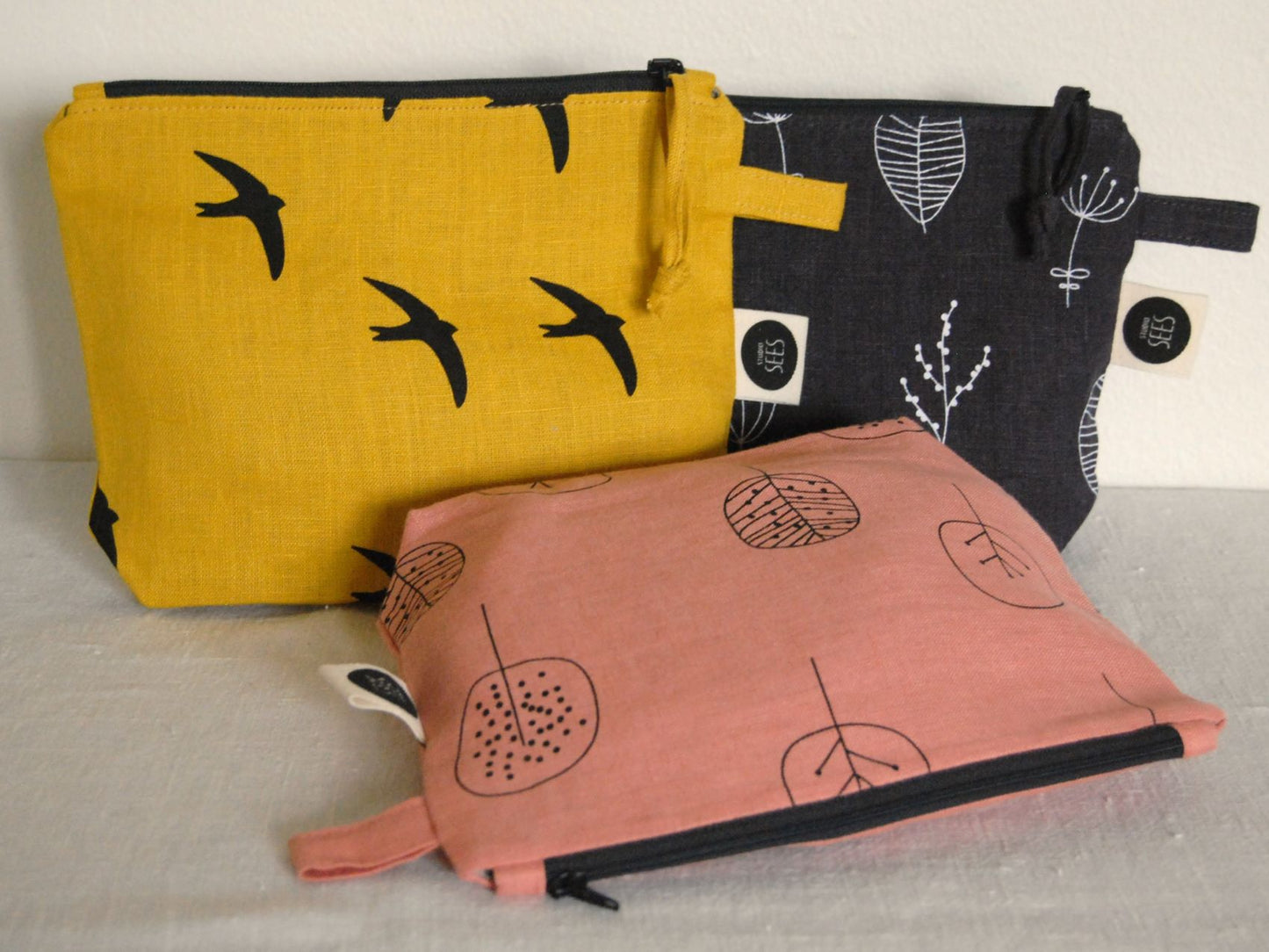 Keltainen, vaaleanpunainen ja tummanharmaa pellavainen pussukka