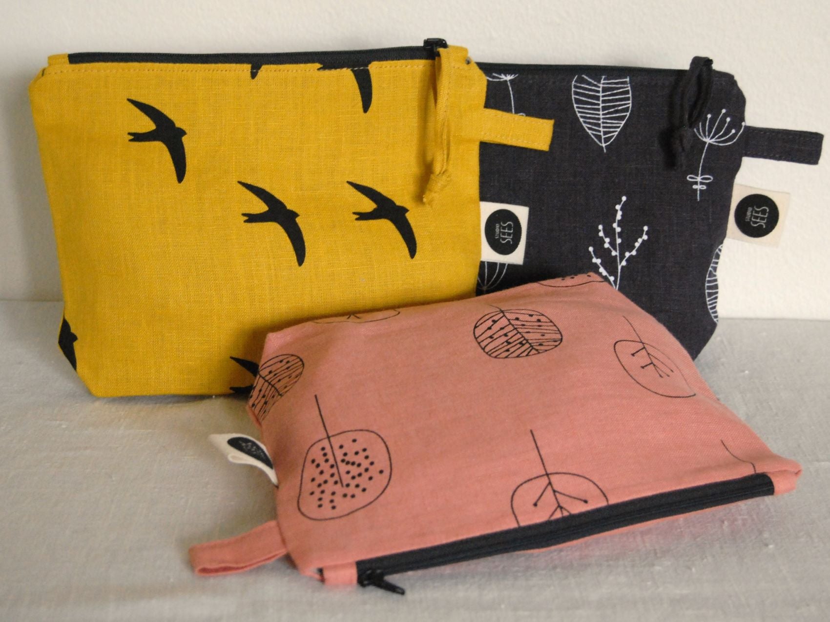 Keltainen, vaaleanpunainen ja tummanharmaa pellavainen pussukka